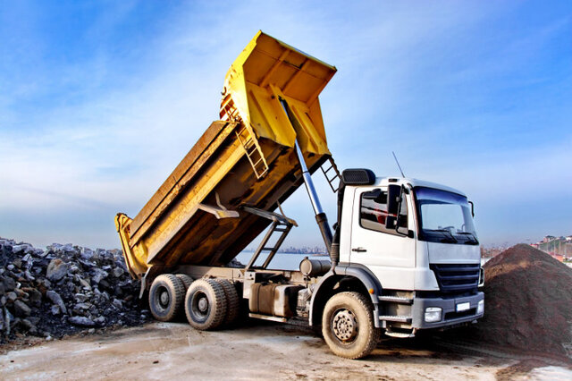 Camion de chantier équipé d'une benne