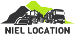 Niel Location - Location d'engins de chantier et transport Logo Niel Location avec chargeuse, camion de transport et buttes de terre en gris et vert fluo.
