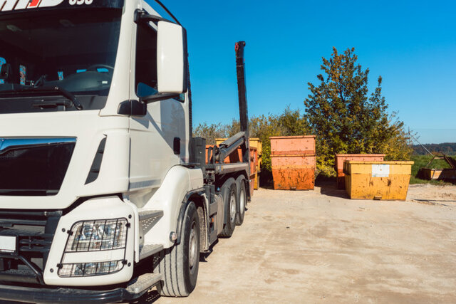 camion de chantier prêt à accueillir une benne